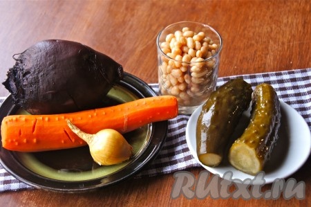 Свеклу сварить или запечь до готовности, остудить, очистить. Морковь сварить отдельно, остудить, очистить.
