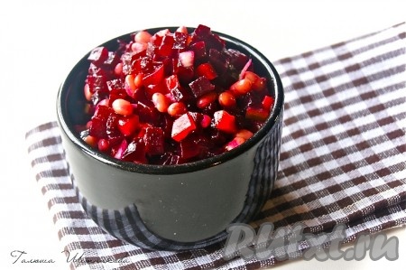 Вкусный, яркий винегрет с консервированной фасолью готов.
