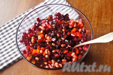 Заправить растительным маслом и перемешать.