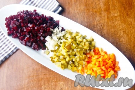 Свеклу, морковь, огурцы, лук нарезать средними кубиками.
