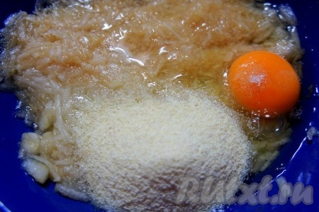 К грушам добавить яйцо, щепотку сахара и манку. Всё тщательно перемешать.