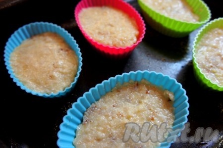 Грушевой смеси дать постоять 5-10 минут и уложить в маленькие силиконовые формы. Запекать в духовке при температуре 180 градусов в течение 20 минут.