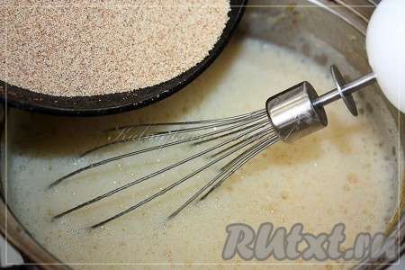 Далее всыпать обжаренную на сухой сковороде манку и варить смесь около 5 минут.