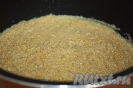 Вылить загустевшую массу в слегка промазанную растительным маслом форму для выпечки и отправить выпекаться наш тыквенный пирог-суфле или в разогретую духовку при температуре 180 градусов, или в мультиварку на режиме "Выпечка" на 30 минут. Готовый пирог полностью остудить в форме и только потом извлечь.