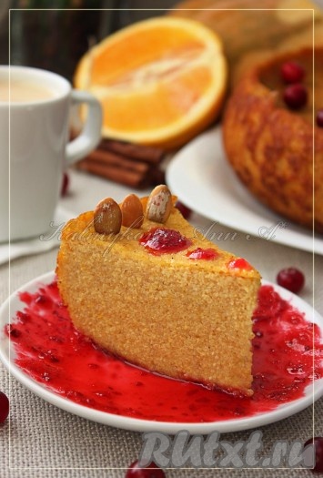 Подавать воздушный пирог-суфле из тыквы с вареньем, сметаной, сгущенкой или с медом (в зависимости от того, кто как худеет).