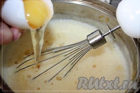 Поставить снова тыквенное пюре на слабый огонь и, постоянно помешивая, вбить по одному яйца.