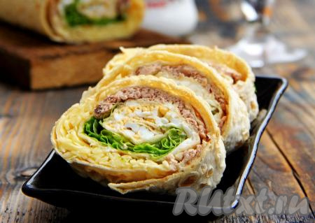 Рулет из лаваша с печенью трески, сыром и яйцом