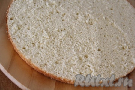 Готовый бисквит достать из духовки, перевернуть на решётку, хорошо остудить, а затем разрезать на два коржа.&nbsp;