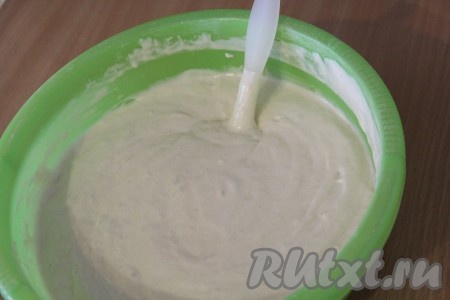 Частями добавить просеянную муку в яично-сахарную массу, перемешивая тесто лопаткой. Как только тесто станет воздушным, однородным, напоминающим сметану средней жирности, значит больше муку добавлять не нужно.