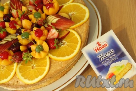 На следующий день торт с творожно-сливочным кремом достать из холодильника и украсить по желанию. Я поверх торта выложила кусочки фруктов и ягод, а затем покрыла их желе для торта.