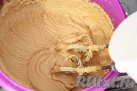 С помощью миксера взбить творог со сгущёнкой до однородного и гладкого состояния.