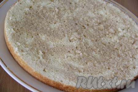 Для приготовления пропитки соединить воду и сахар, тщательно перемешать, чтобы сахар полностью растворился, а затем пропитать этой пропиткой каждый корж со стороны разреза.