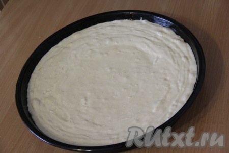 Форму для выпечки (я взяла форму диаметром 33 сантиметра) слегка смазать растительным маслом. Выложить тесто в форму, разровнять и поставить в разогретую духовку. Выпекать бисквит минут 35 при температуре 180-200 градусов. Первые 20 минут нежелательно открывать дверцу духовки, иначе бисквит может опасть! Готовность бисквита проверить, проколов его сухой зубочисткой, если после прокола выпечки зубочистка останется чистой и сухой, значит бисквит готов.