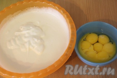 Отделить белки от желтков. Белки поместить в посуду, в которой будет удобно взбивать миксером. Взбить белки в пышную пену, затем небольшими порциями начать всыпать сахар, при этом продолжая постоянно взбивать. В общей сложности взбивать белки нужно минут 5-6 (сахар должен полностью раствориться, а яичная масса - увеличиться в объёме).&nbsp;