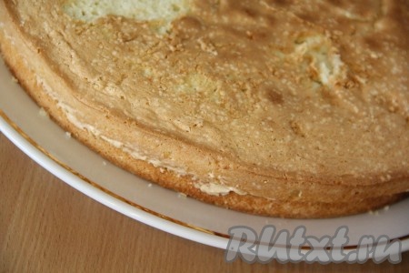 Накрыть крем вторым коржом и слегка прижать. В таком виде поставить торт в холодильник на ночь. Если вы ставите его в холодильник, где хранятся другие продукты, лучше завернуть торт в пищевую плёнку, чтобы он не впитал в себя лишние запахи.