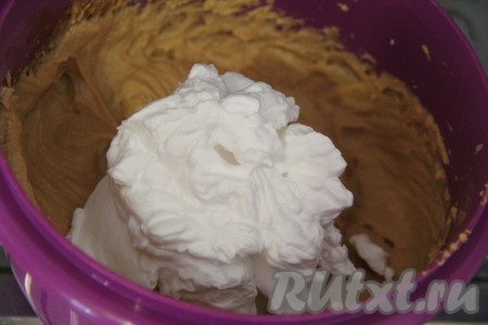 Отдельно хорошо охлаждённые сливки взбить миксером до стойких пиков, а затем добавить в смесь творога и сгущёнки. 