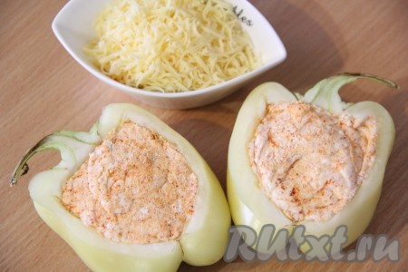 &nbsp;Вот такие перцы, фаршированные творогом, получились. Сыр натереть на мелкой тёрке.
