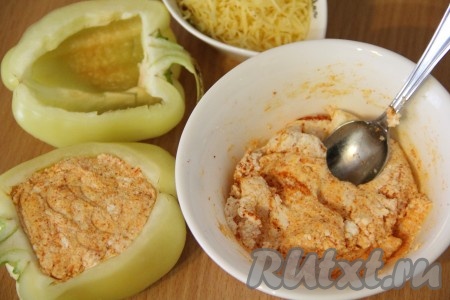 Наполнить перец творожной массой и хорошо её утрамбовать.