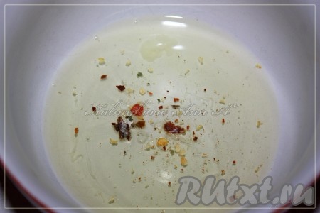 Белок яйца посолить и взбить венчиком до устойчивой пены.
