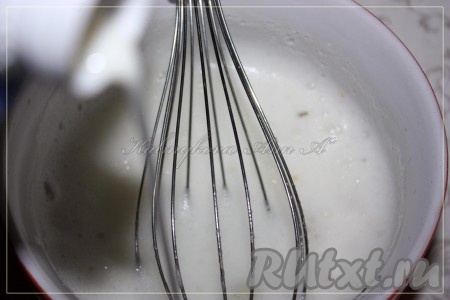 Добавить молоко, еще раз перемешать венчиком.
