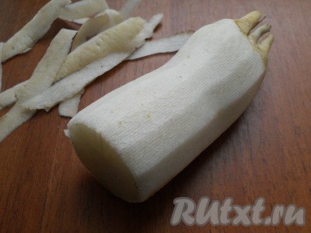 Редьку дайкон очистить с помощью овощечистки.