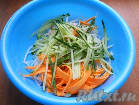 Таким же образом натереть и огурец (мягкую серединку лучше удалить, чтобы не добавлять в салат).
