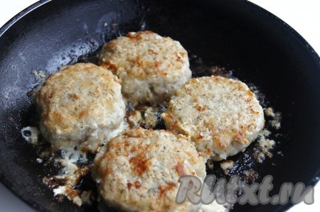 Вкусные, сочные рыбные котлеты с сыром можно подать с гарниром по вашему вкусу.
