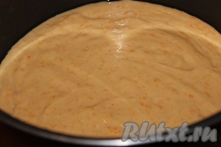 Чашу мультиварки хорошо смазать сливочным или растительным маслом, вылить тесто и разровнять лопаткой.
