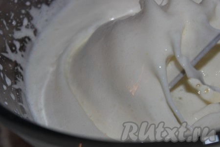 Яйца хорошо взбить с сахаром до однородной пышной массы (взбивать&nbsp;примерно 7-10 минут).
