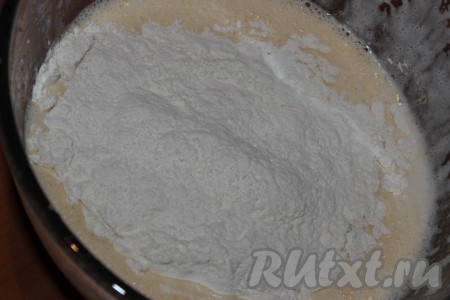 Постепенно всыпать просеянную муку с разрыхлителем, каждый раз тщательно перемешивая ложкой, чтобы не было комочков.
