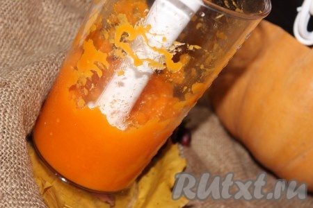 Готовую тыкву откинуть на сито, дать стечь &nbsp;воде. Размять сваренную тыкву вилкой или протереть через сито. Я пюрировала мякоть тыквы при помощи погружного блендера.
