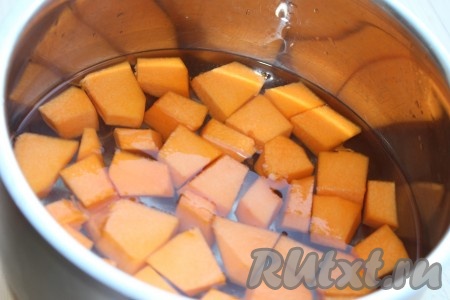 Приготовить продукты для приготовления теста. Кефир предварительно достать из холодильника (он должен быть комнатной температуры). Тыкву помыть, удалить семечки, очистить от кожуры и нарезать небольшими кубиками. Выложить мякоть тыквы в кастрюлю, залить одним стаканом холодной воды, накрыть крышкой и варить на медленном огне 15-20 минут до полной готовности тыквы, периодически помешивая.