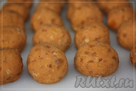 Лепите, как душа пожелает, я сделала закуску в виде шариков размерами с грецкий орех.
