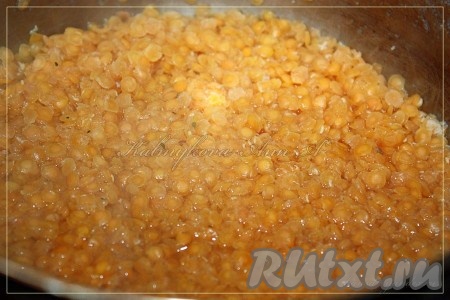 Промыть красную чечевицу и отварить до готовности (варить около 10-12 минут, остатки воды, если таковые будут, не сливать, а постараться отварить так, чтобы воды в готовой чечевице уже не оставалось).
