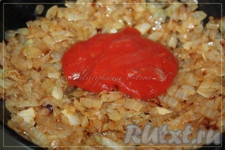 Добавить протертые помидоры и продолжить жарить лук еще минут пять.
