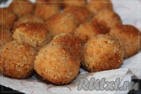 Выложить шарики из чечевицы на бумажное полотенце, чтобы убрать излишки масла.
