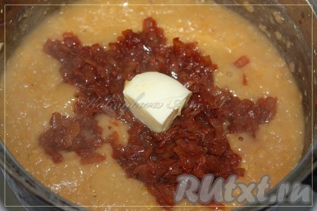 Добавить сливочное масло и обжаренный лук, хорошо перемешать и подержать еще минутку на медленном огне.
