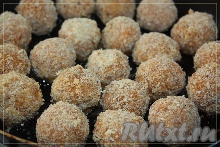 Обжарить шарики на растительном масле со всех сторон до золотистой корочки.
