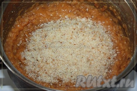 Одну часть&nbsp;панировочных сухарей положить в готовое чечевичное пюре.
