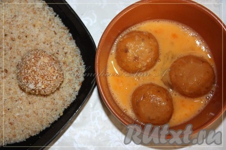 Обвалять шарики из чечевицы во взбитом яйце и панировочных сухарях.
