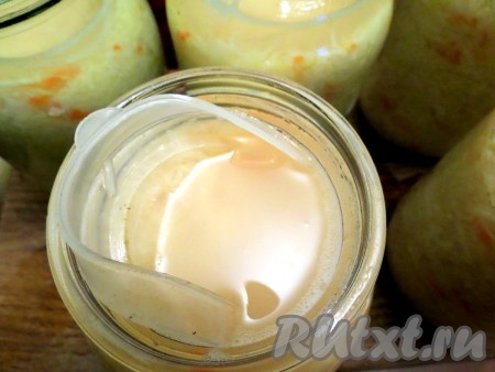 Благодаря разрезу, крышку можно немного сложить и поместить внутрь банки. Там она распрямится и прижмёт капусту. Над крышкой поднимется рассол, который не даст квашеной капусте всплывать и высыхать.
