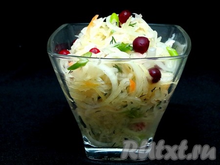 Капусту, квашеную с сахаром, перемешиваем с луком, зеленью, растительным маслицем, украшаем клюквой и наивкуснейший, полезный салат готов!
