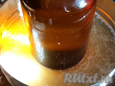 Маринад охлаждаем до комнатной температуры и заливаем им капусту. Прикрываем чистым полотном, края подтыкаем под капусту. Сверху выкладываем тарелку или блюдо. Обязательно сверху поставьте гнёт, чтобы капуста не всплывала. У нас гнётом послужила большая бутыль, наполненная водой.
