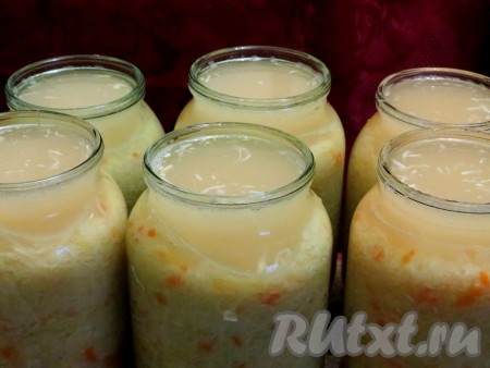 Так проделываем со всеми крышками. Затем в каждую банку доливаем рассол под самое горлышко.