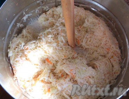 Каждый день протыкайте капусту в нескольких местах палкой до дна, чтобы выходил углекислый газ и капуста не была горькой. И опять покрывайте тканью и водружайте гнёт. Так продолжайте делать трое или четверо суток. Продолжительность зависит от температуры в помещении. На поверхности рассола появится пена. Это говорит о том, что капуста готова.