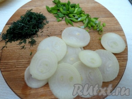 А теперь можно уже и попробовать. Нарезаем лучок репчатый и зелёный, а также, если есть, зелени. Можно украсить клюквой.