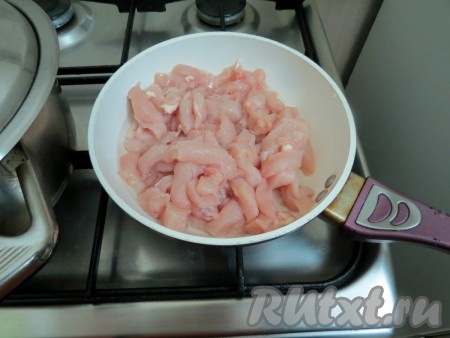 Затем куриное филе обжариваем со всех сторон на разогретой сковороде на растительном масле на среднем огне минут 10. За это время филе успеет поджариться. Не пересушите.
