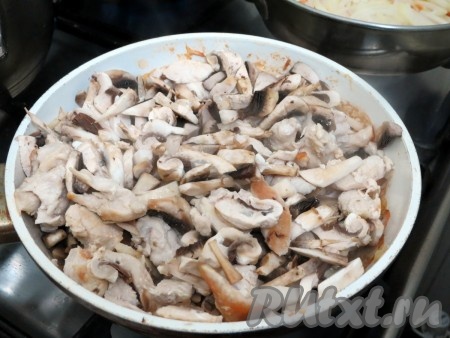 Шампиньоны нарезаем произвольным образом и обжариваем на отдельной сковороде на растительном масле, помешивая, на небольшом огне 8-10 минут. Капусту, морковь, болгарский перец, лук, куриное филе и грибы перемешиваем, перчим и солим.
