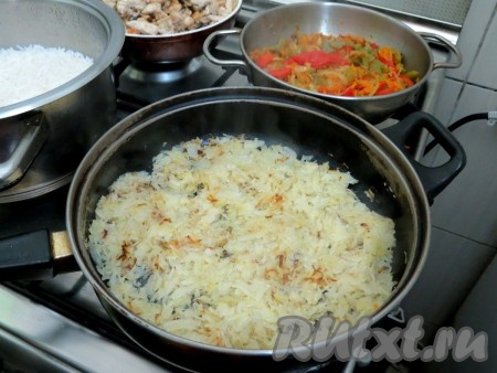 Капусту помещаем на отдельную сковороду и обжариваем на разогретом растительном масле, иногда помешивая, до золотистого цвета. Это займёт минут 5-7. Капуста готова.
