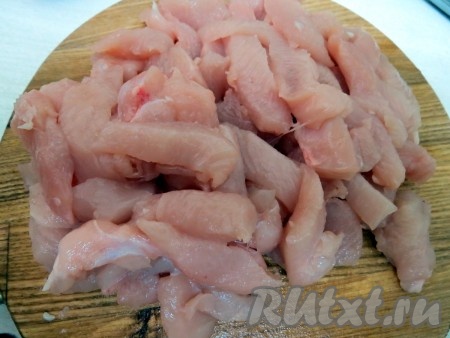 Куриное филе разрезаем на продольные кусочки.